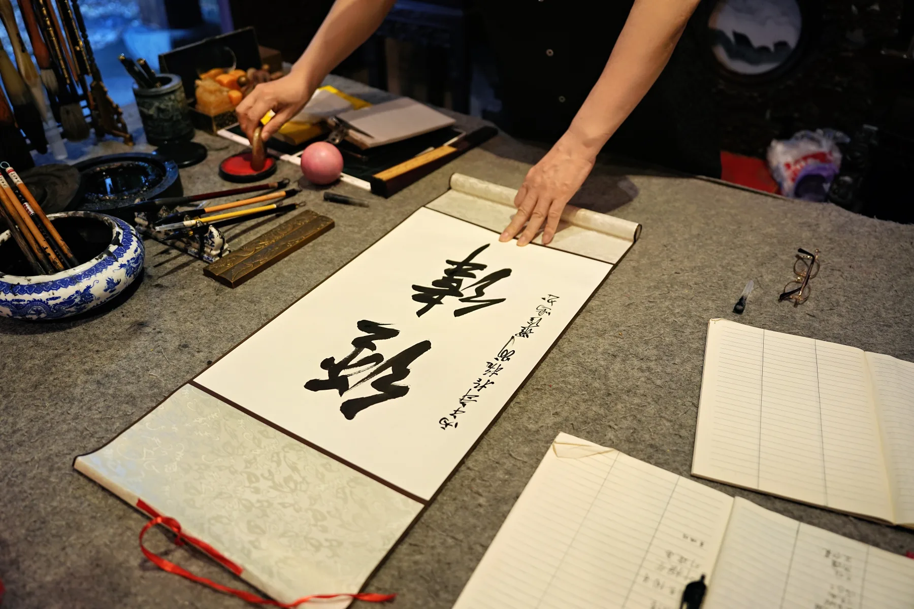 文化行程中的書法互動，呈現港杭交流的人文面向。