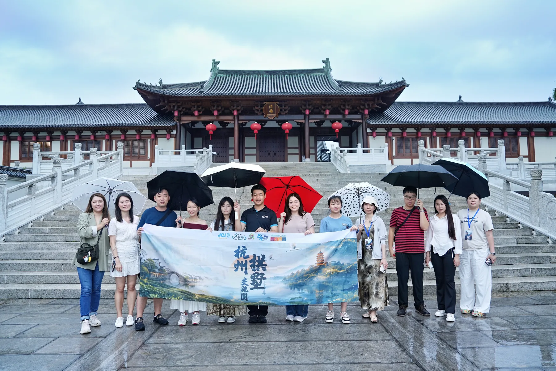 文化景點戶外合照，補充杭州城市文化場景。