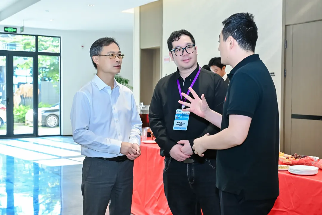 政府及企業代表於考察期間交流。